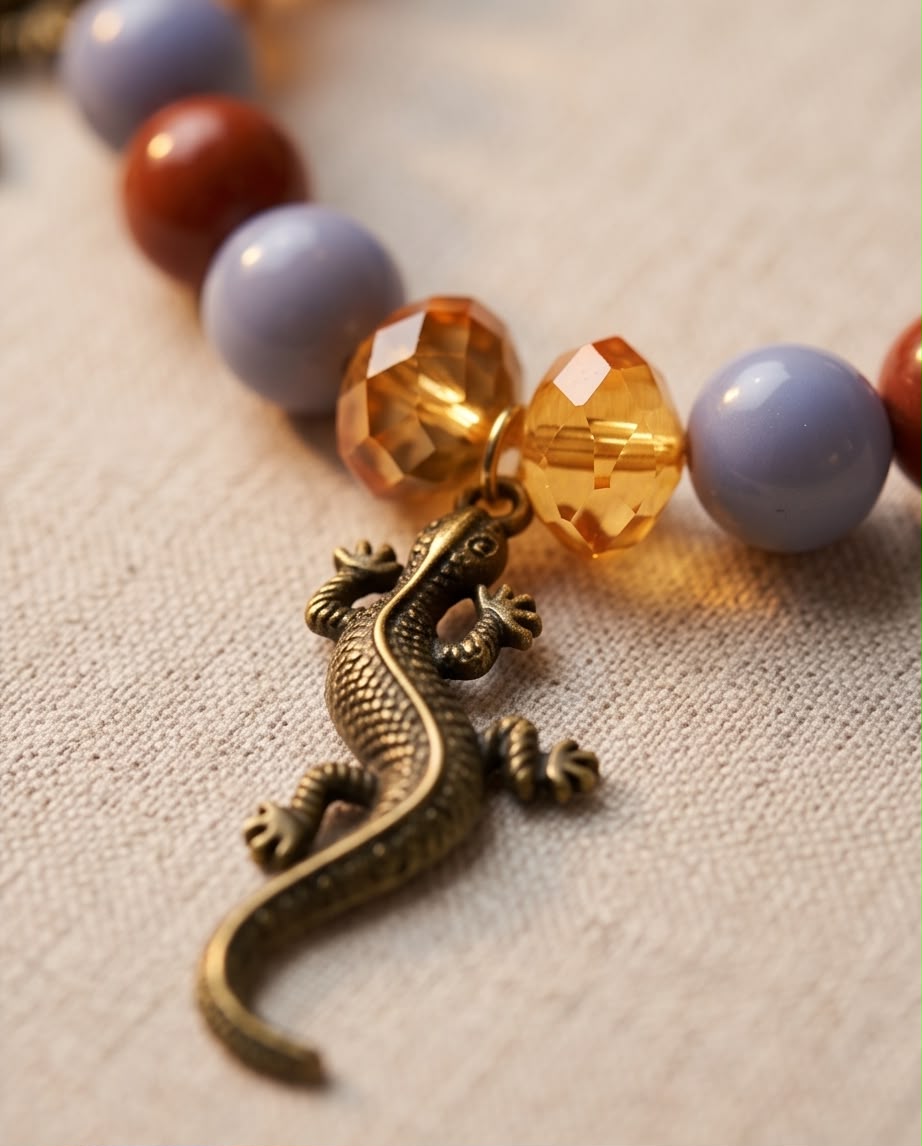 Salamandra – Statement-Kette in Blue Heron & Terracotta mit Salamander-Anhängern