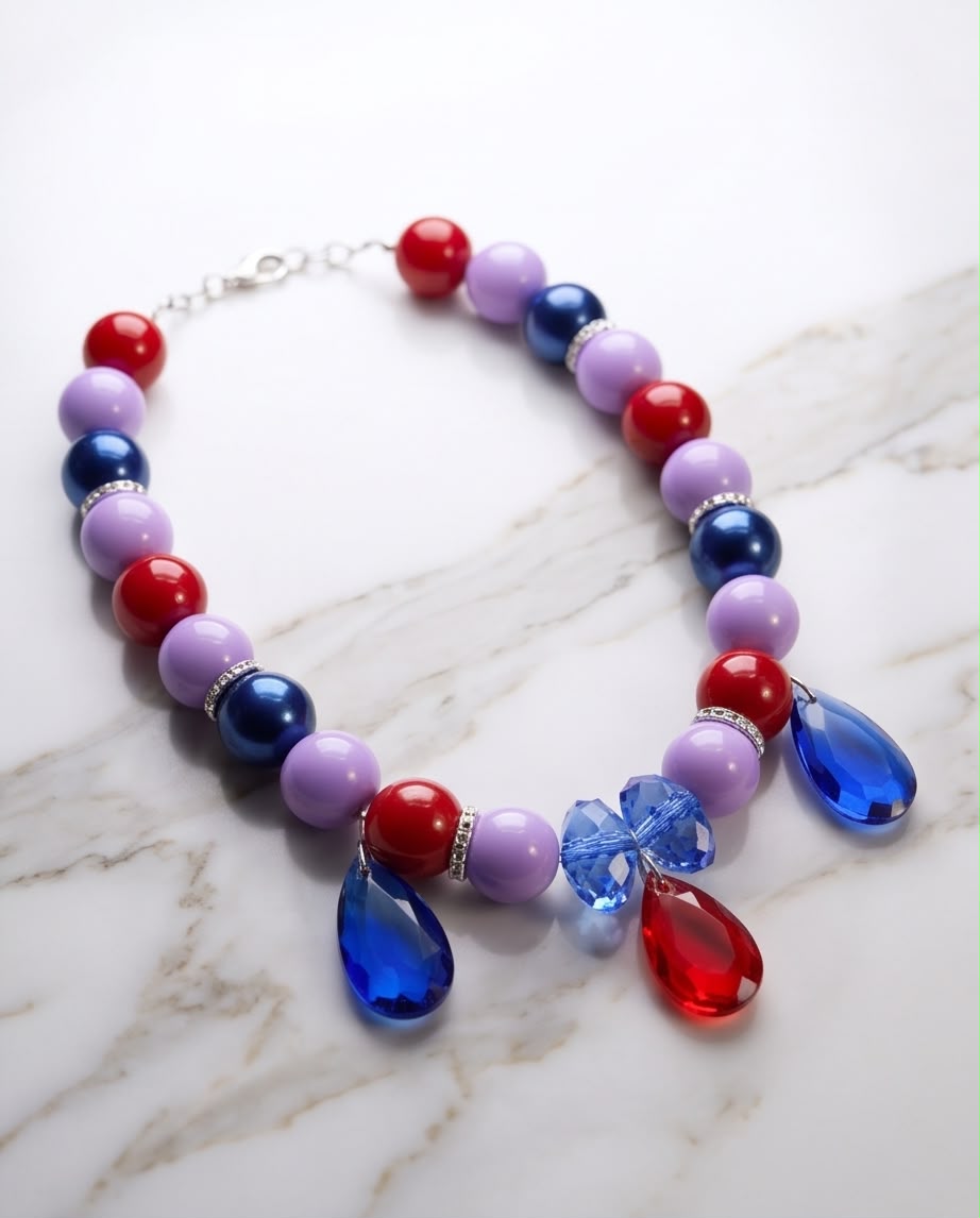 Electric Royal – Statement-Kette in Rot, Flieder & Royalblau mit Kristall-Anhängern