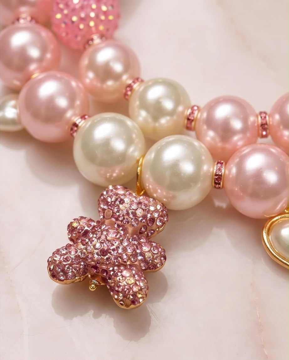 Love Me Pink – Rosa Perlen Statement-Halskette mit Crystal Teddy | Einzelstück