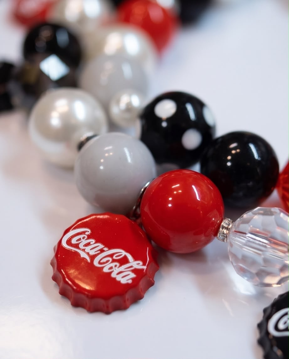 Pop Addiction – Zweireihige Statement-Kette mit Coca-Cola-Anhängern in Rot, Schwarz, Grau & Perle