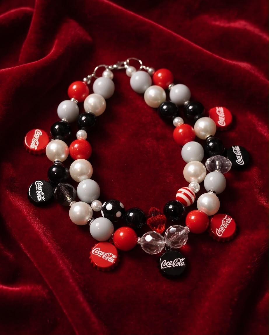Pop Addiction – Zweireihige Statement-Kette mit Coca-Cola-Anhängern in Rot, Schwarz, Grau & Perle