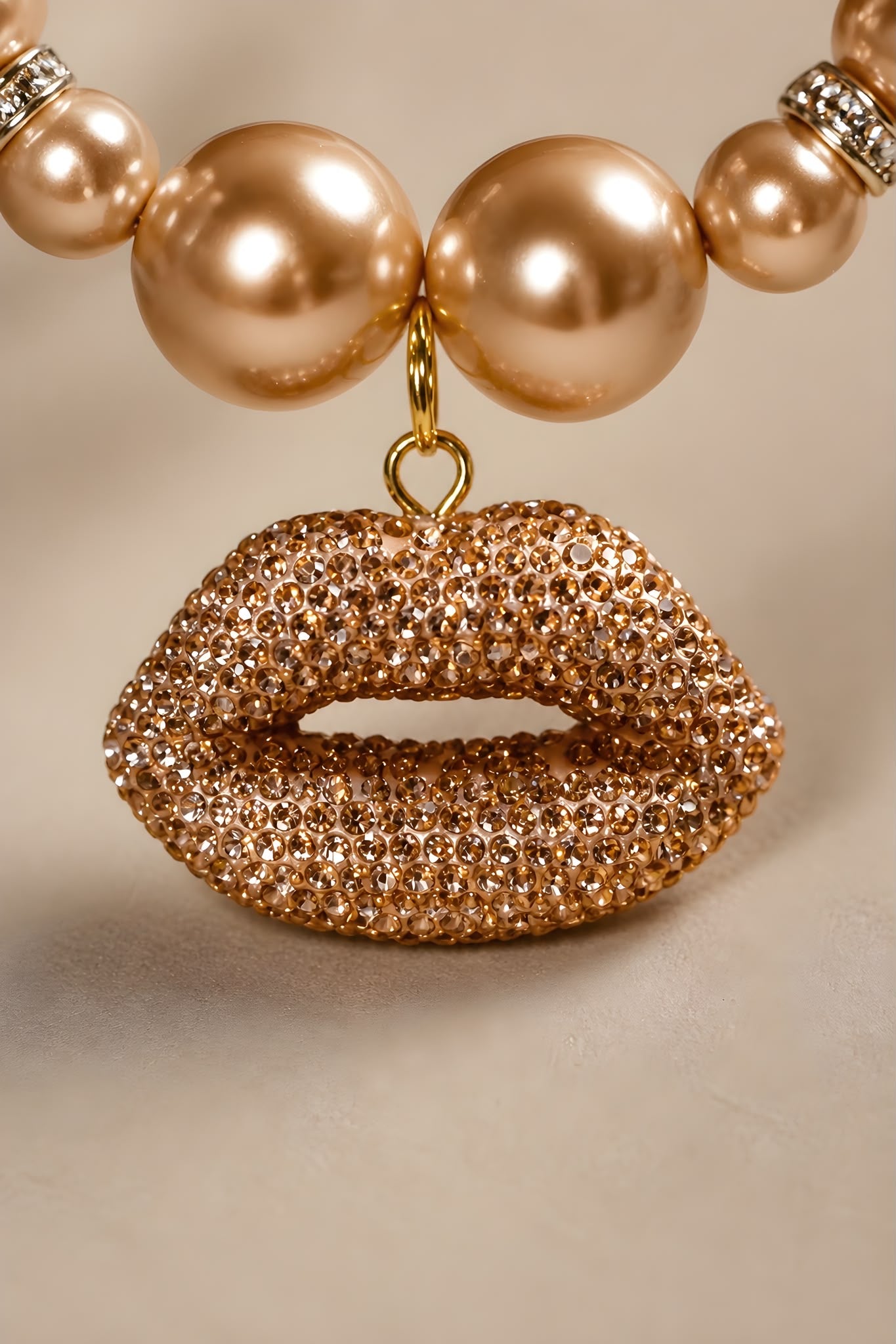 Kiss Me Gold – Statement Halskette mit Perlen & Kristall-Lippenanhänger – Einzelstück