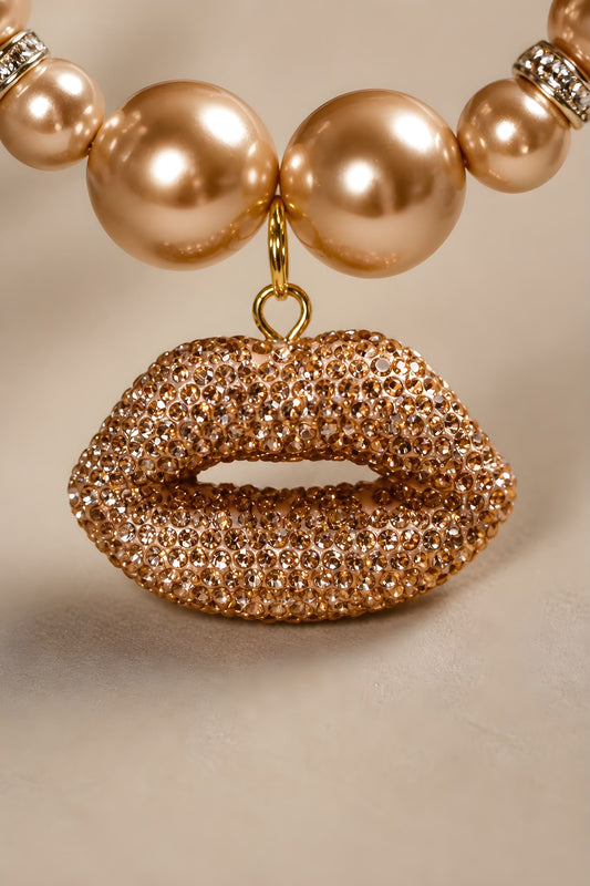Kiss Me Gold – Statement Halskette mit Perlen & Kristall-Lippenanhänger – Einzelstück