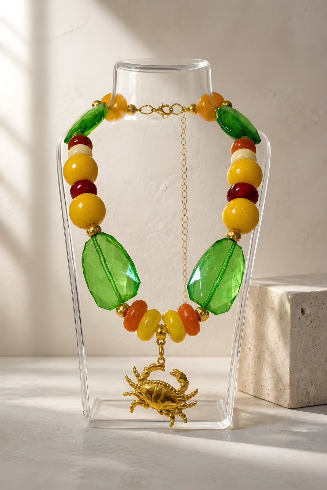 Costa-Verde-Statement-Halskette | Halskette mit grünem Krebs-Anhänger | Tropische Perlenkette | Handgefertigter Strandschmuck | Einzigartiges Sommergeschenk für Frauen
