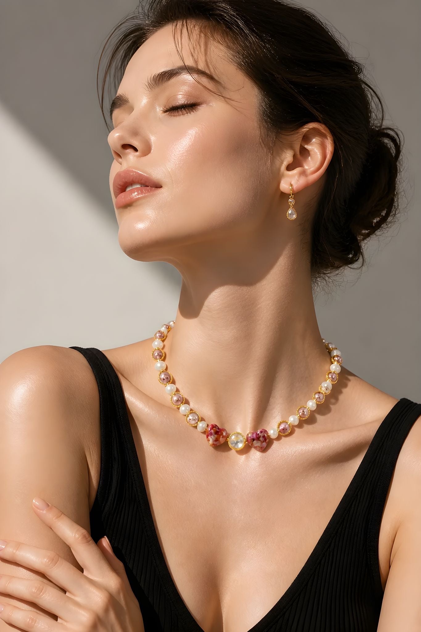 Rosé Amour Handmade Halskette by Illari – Romantische Perlenkette mit Herzdetails – Unikat