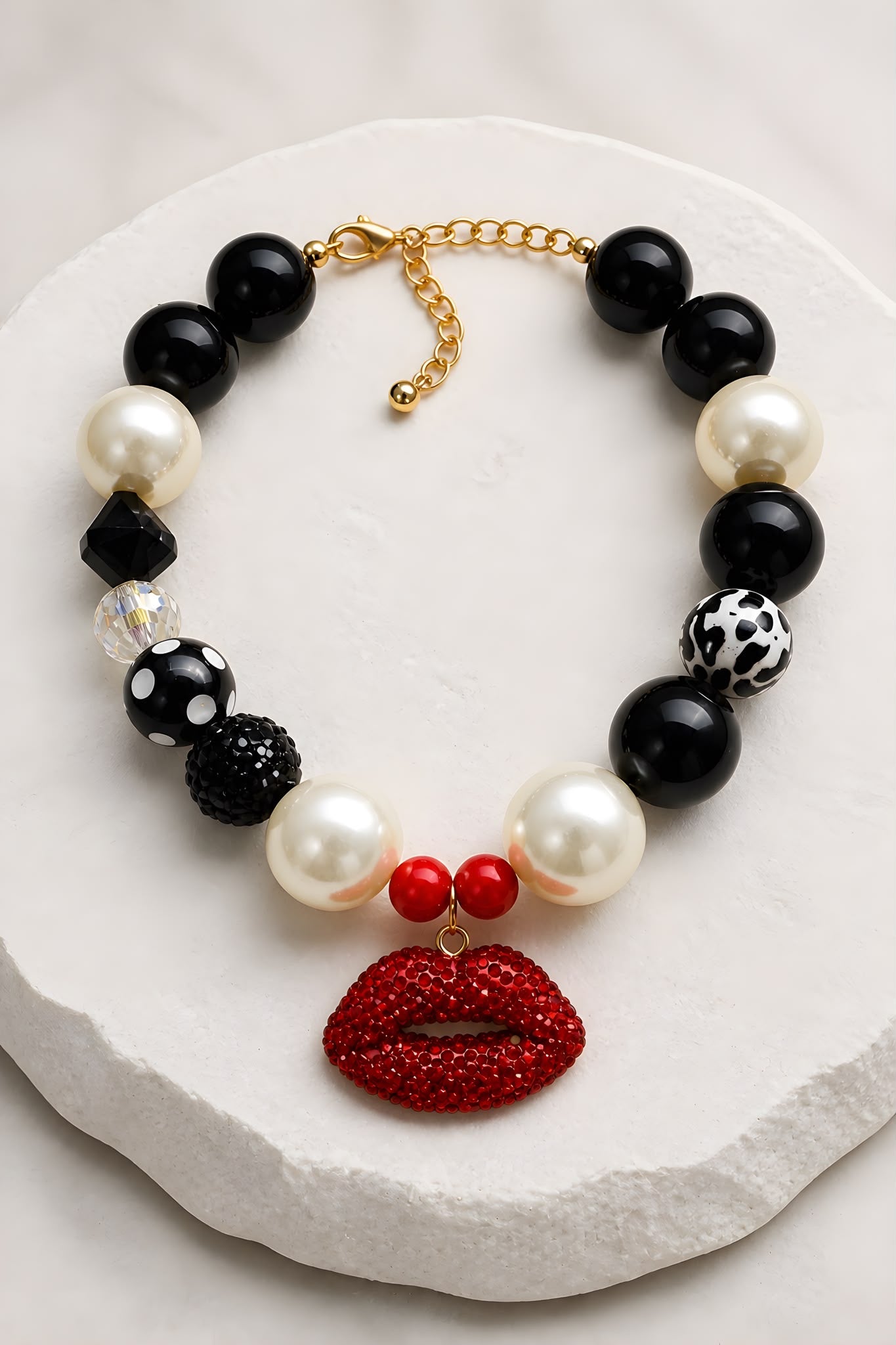 Rebel Kiss – Statement Halskette mit rotem Kristall-Lippenanhänger – Einzelstück