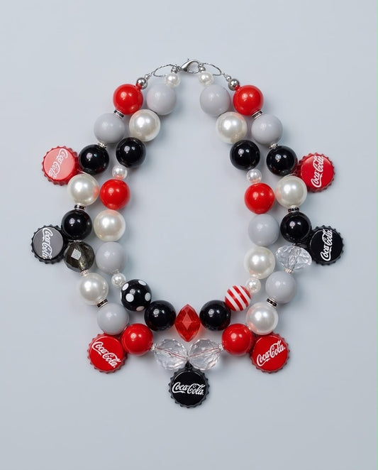 Pop Addiction – Zweireihige Statement-Kette mit Coca-Cola-Anhängern in Rot, Schwarz, Grau & Perle