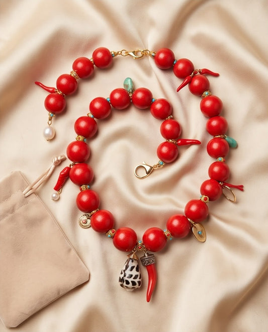 RED PASSION – Rote Statement Halskette mit Holzperlen & 13 Charms