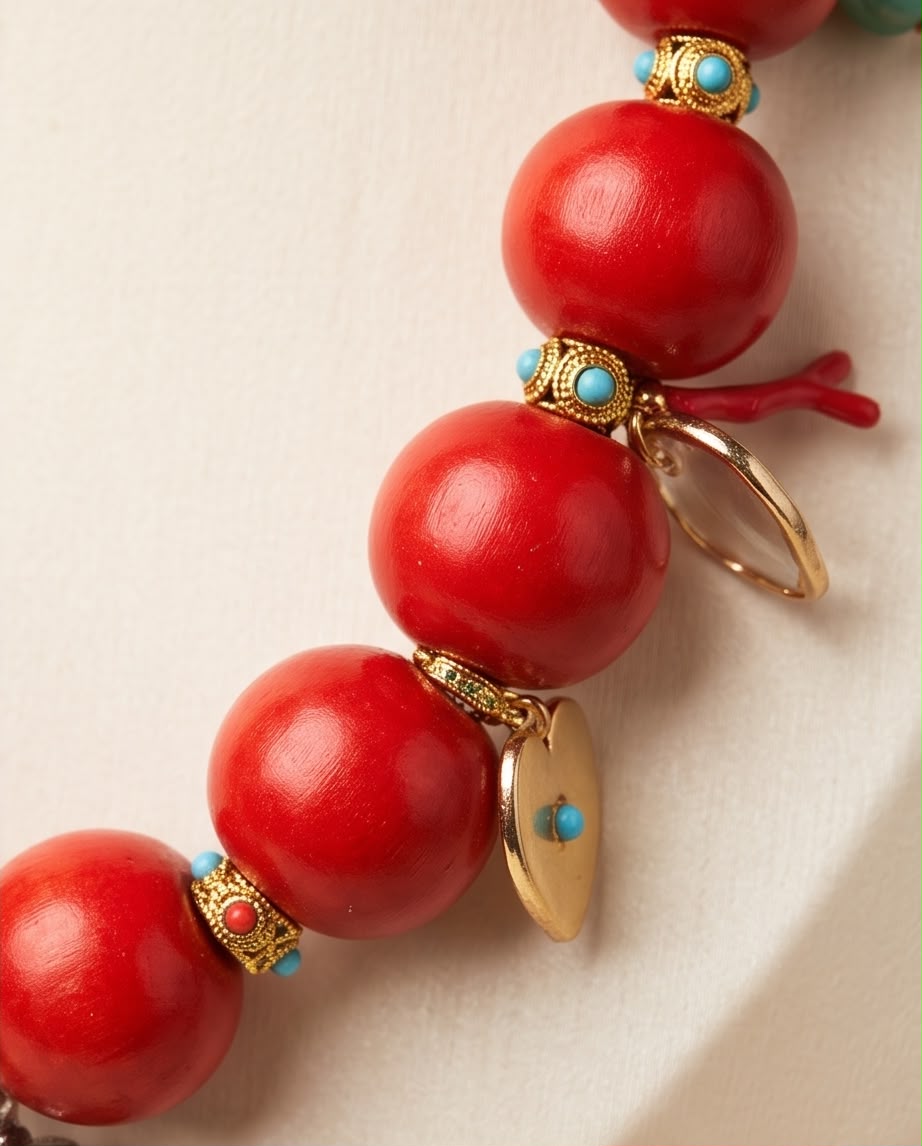 RED PASSION – Rote Statement Halskette mit Holzperlen & 13 Charms