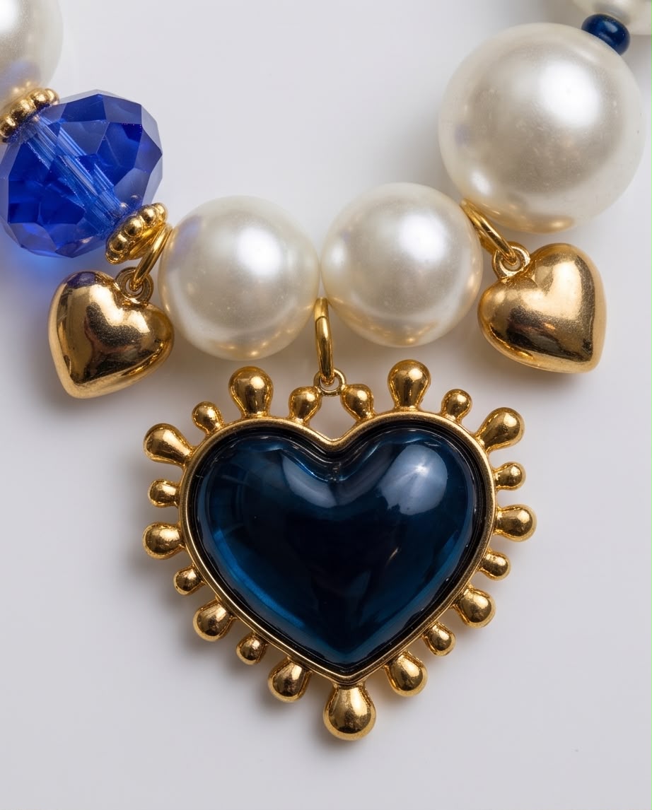 AZURE HEART – Statement Halskette mit Perlen, blauem Herz & goldenen Details