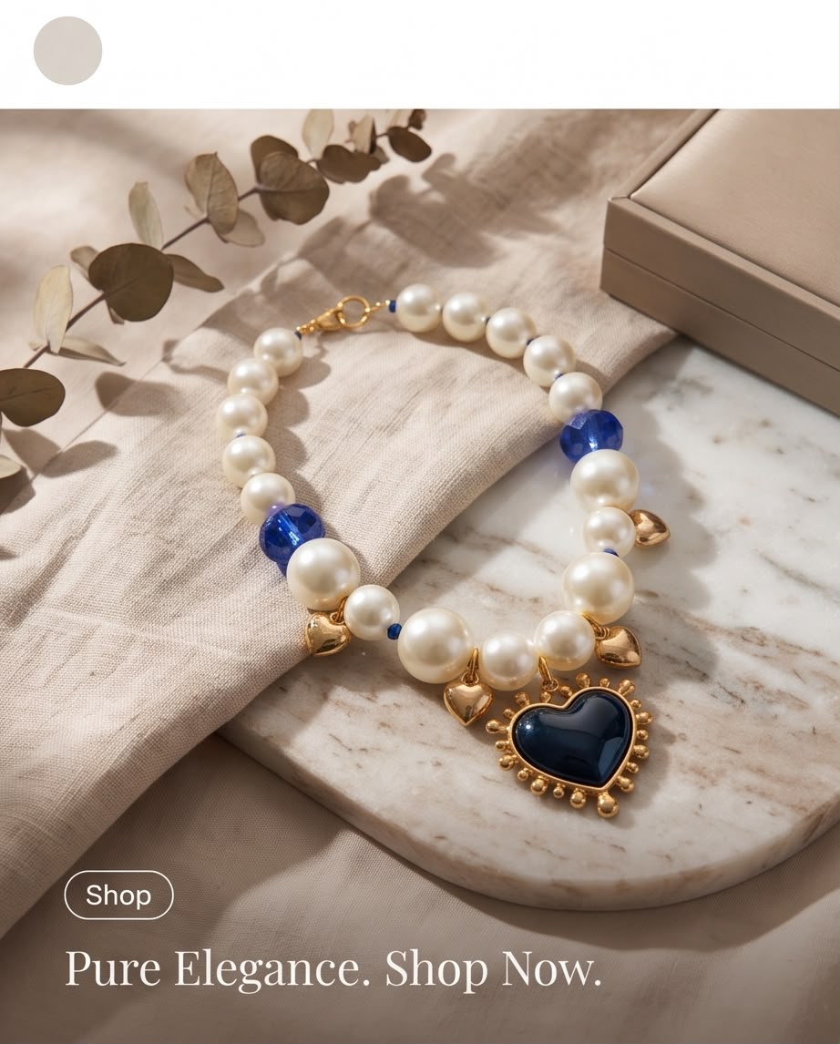 AZURE HEART – Statement Halskette mit Perlen, blauem Herz & goldenen Details