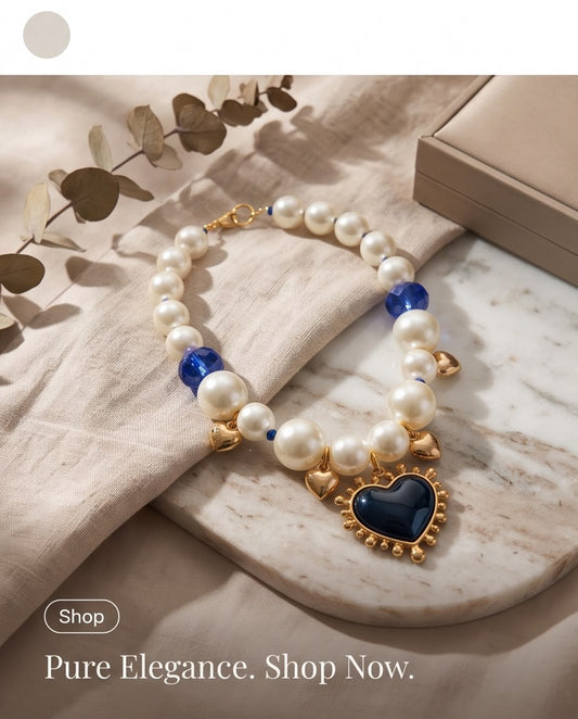 AZURE HEART – Statement Halskette mit Perlen, blauem Herz & goldenen Details