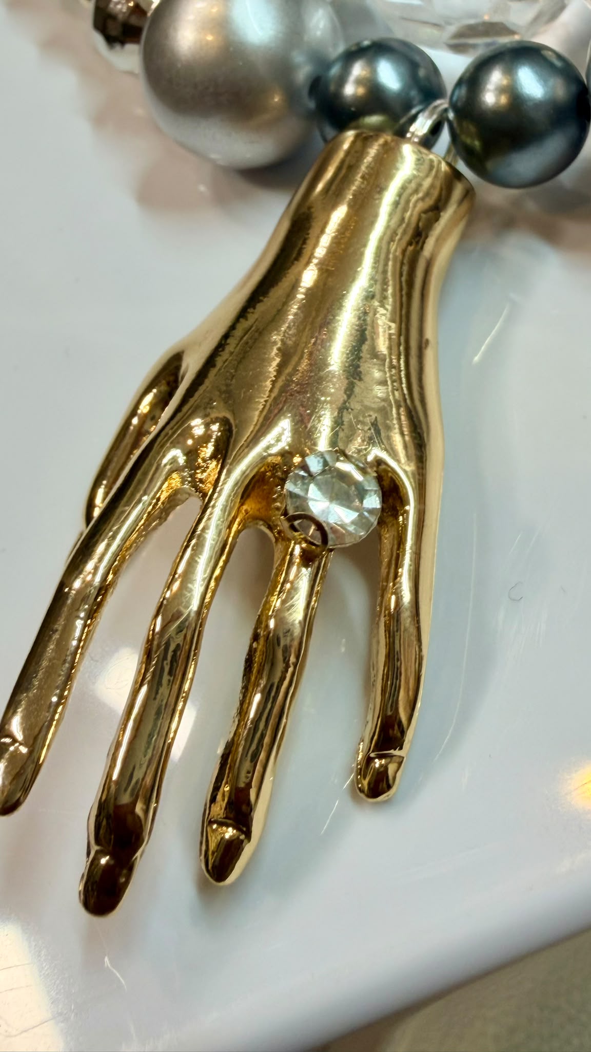 MIDAS – Statement Kette in Silber, Perle & Gold mit skulpturaler Hand