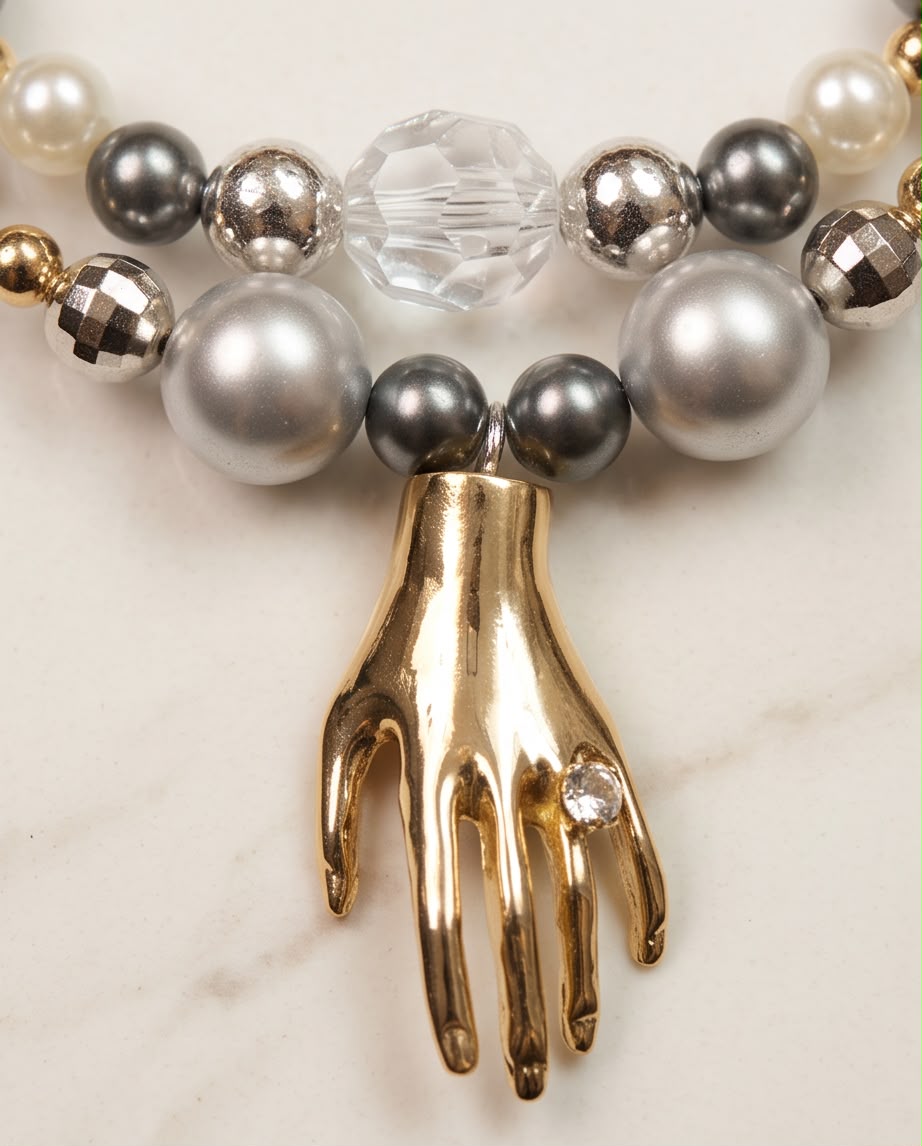 MIDAS – Statement Kette in Silber, Perle & Gold mit skulpturaler Hand