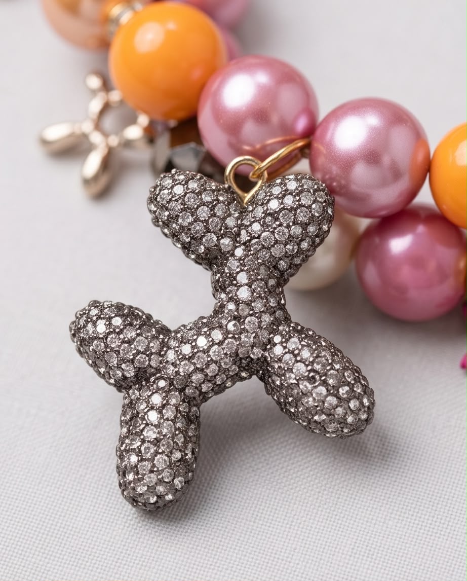 Kitsch Attack – Bunte Statement-Kette mit Ballonhund-Anhängern, Perlen und Kristalldetails