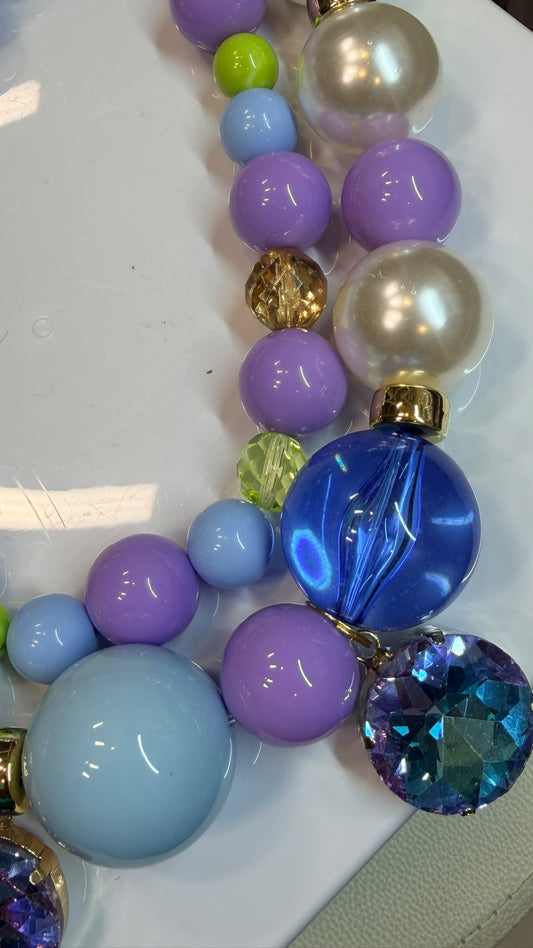 Kaleido – Zweireihige Statement-Kette mit irisierenden Kristallanhängern in Flieder, Hellblau & Limettengrün